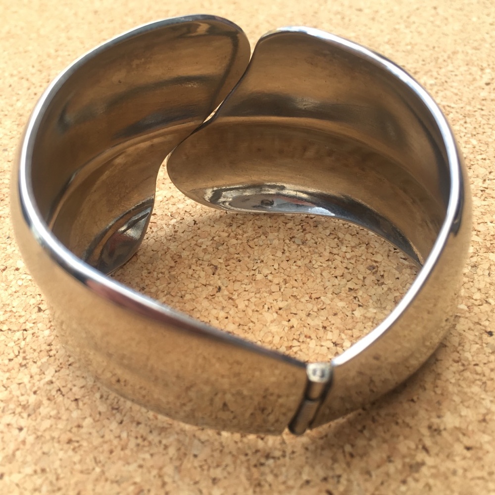 Sing Blue Silver Clamshell Wrist Bangle